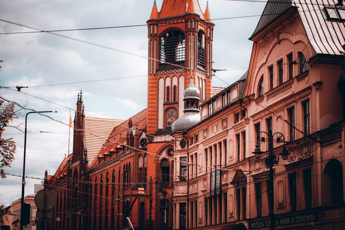 Stare Miasto w Bydgoszczy - brukowana ulica i kamienice