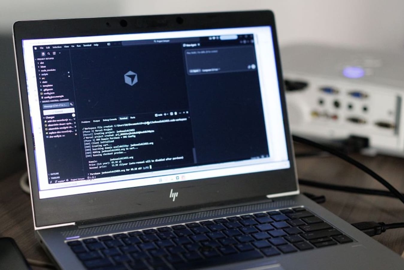 Laptop z kodem podczas warsztatu programistycznego